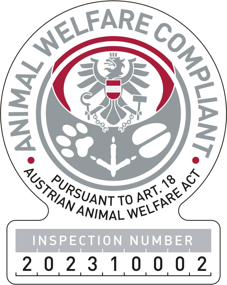 Rundes Siegel mit Adler, Aufschrift "Animal Welfare Compliant" und "Pursuant to Art 18 Austrian Animal Welfare Act", Inspektionsnummer 202310002.