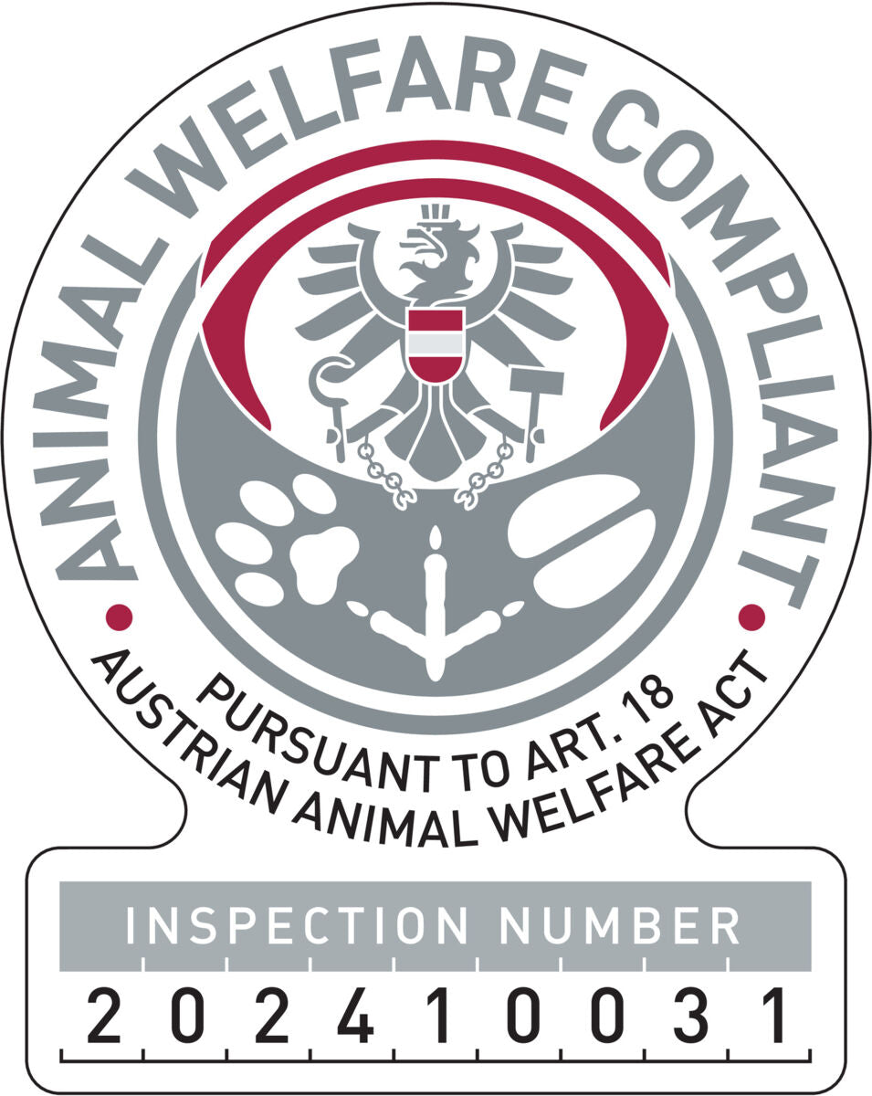 Rundes Logo mit Adler und Tierpfoten, Text "ANIMAL WELFARE COMPLIANT", Inspektionsnummer 202410031.