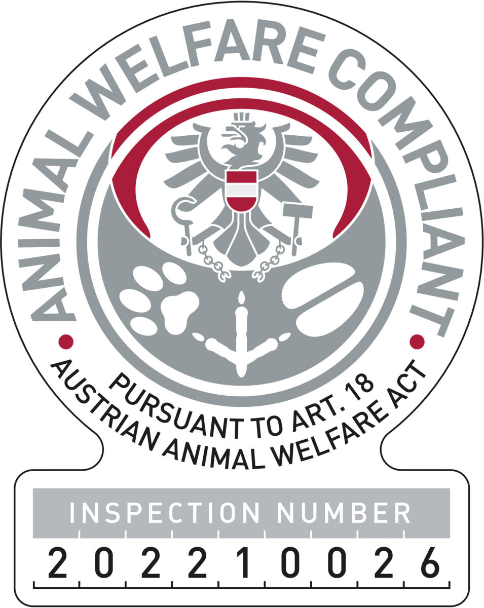 Ein rundes Label mit Adler, Text "Animal Welfare Compliant" und "Pursuant to Art. 18 Austrian Animal Welfare Act", Inspektionsnummer 202210026.