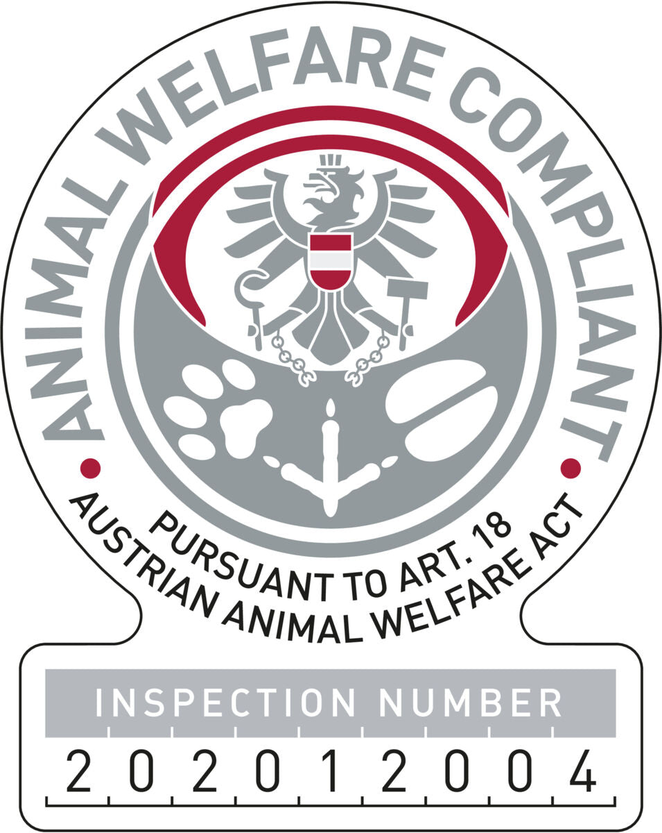 Rundes Siegel mit Adler, Pfotenabdruck und Schrift "ANIMAL WELFARE COMPLIANT, PURSUANT TO ART. 18 AUSTRIAN ANIMAL WELFARE ACT, INSPECTION NUMBER 202012004".