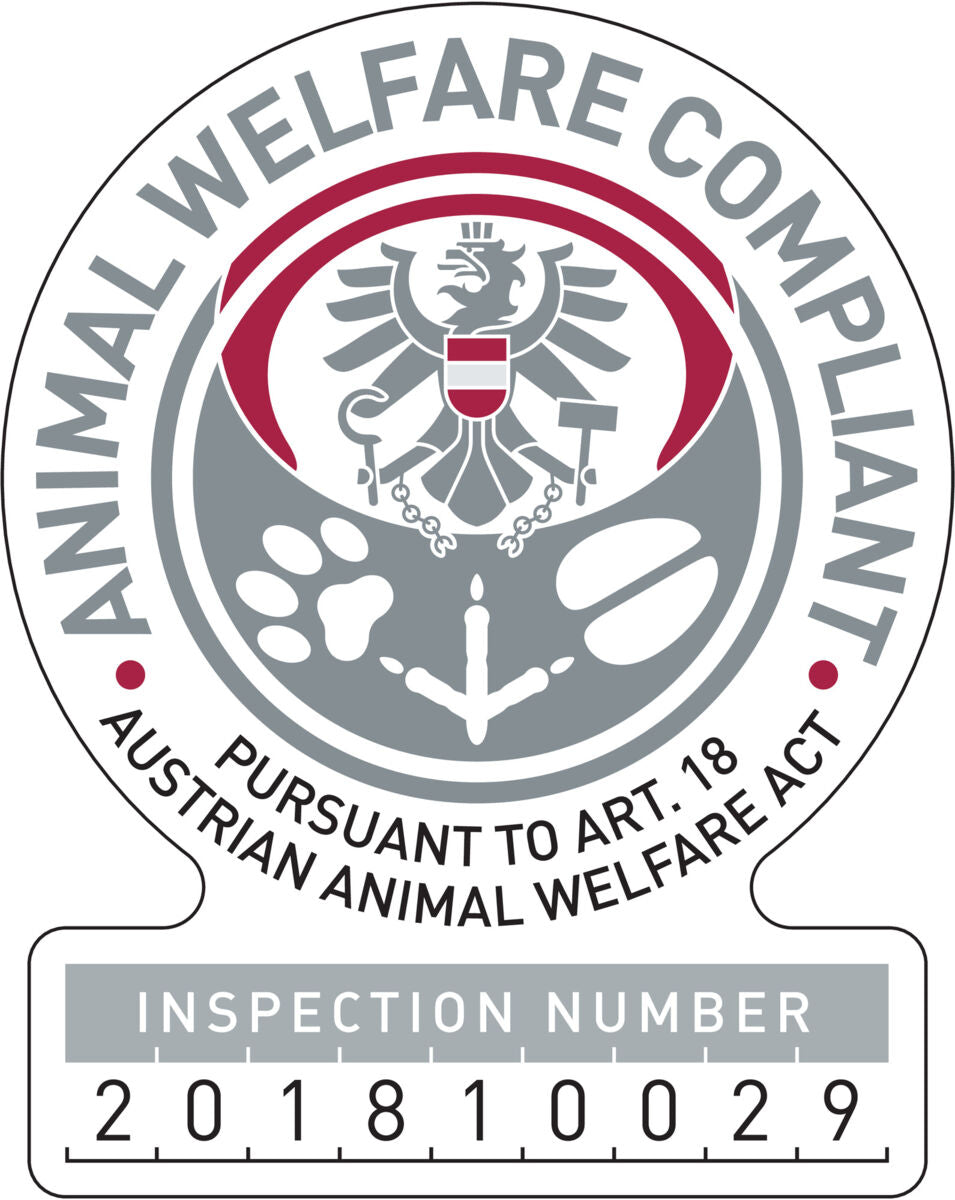 Rundes Emblem mit dem Text "Animal Welfare Compliant" und einem Adler in der Mitte, darunter Inspektionsnummer 201810029.
