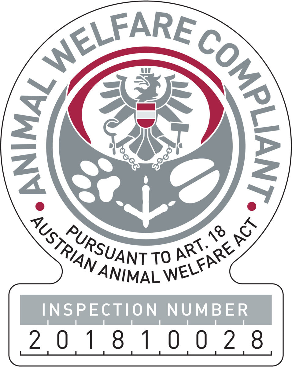 Logo mit Text "ANIMAL WELFARE COMPLIANT" und "PURSUANT TO ART. 18 AUSTRIAN ANIMAL WELFARE ACT" sowie Inspektionsnummer 201810028.