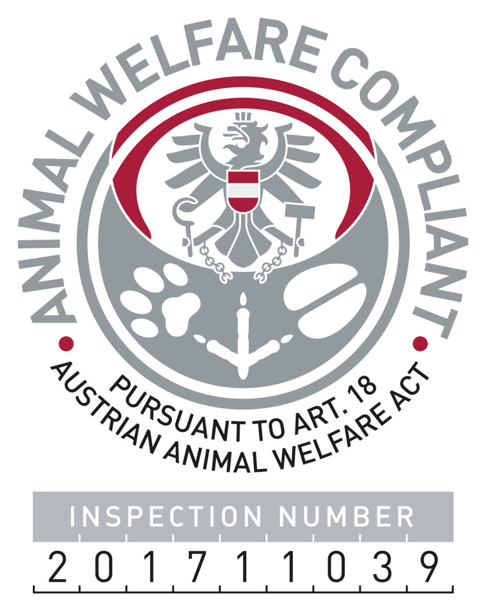 Graues und rotes Logo mit Adler, Tatzenabdrücken und Text "Animal Welfare Compliant" und Inspektionsnummer.