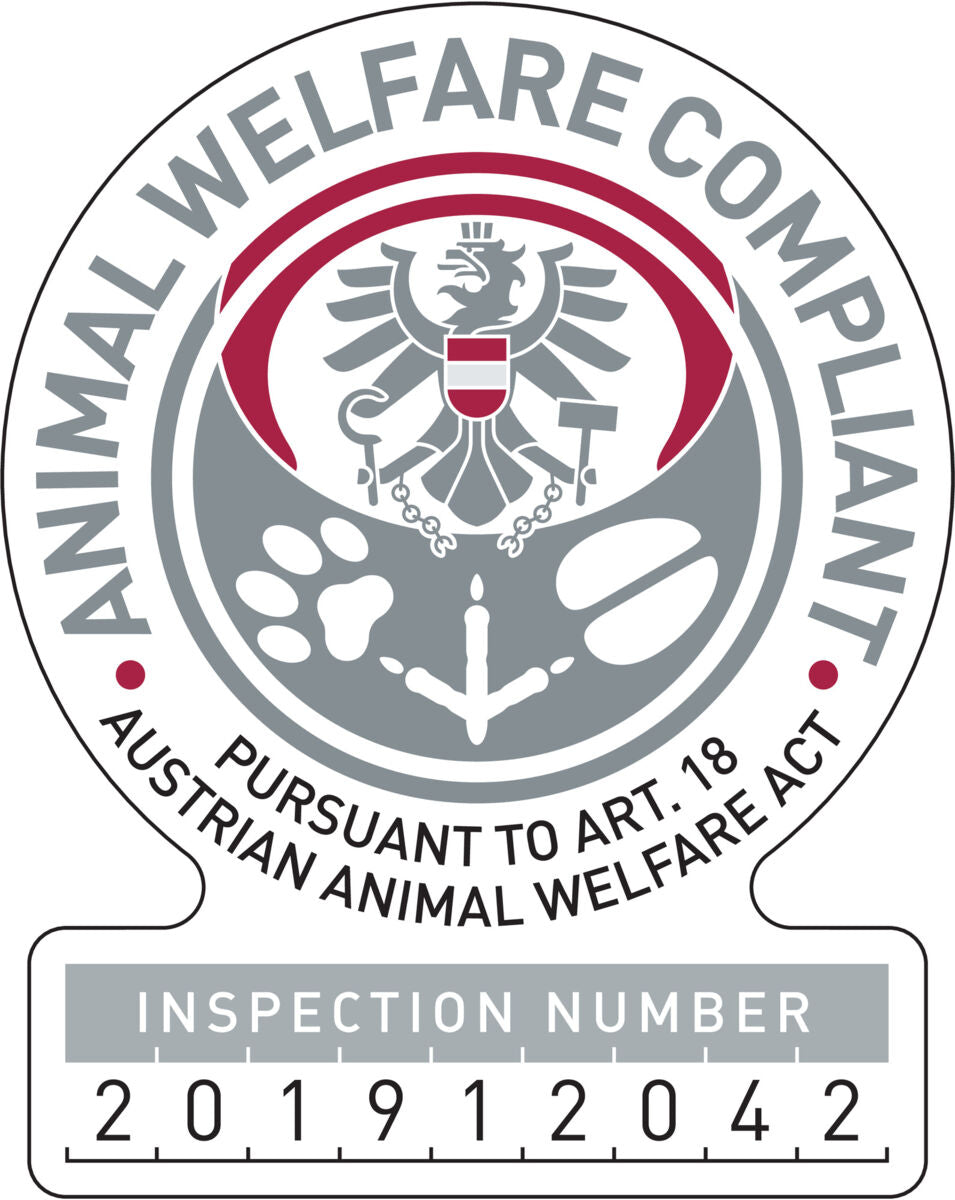 Rundes Siegel mit Adleremblem und Tierspuren, Text "Animal Welfare Compliant" und Inspektionsnummer 201912042.