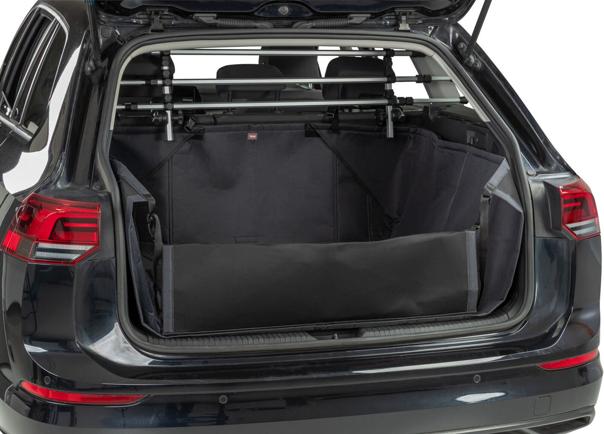 Geöffneter Kofferraum eines Autos mit schwarzem Schutzbezug im Inneren.