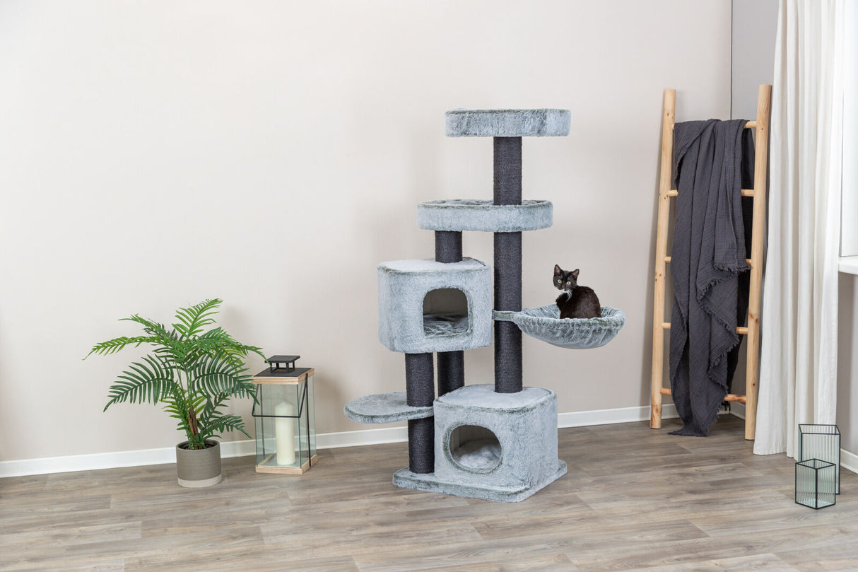 Kratzbaum mit mehreren Ebenen, grauem Stoff und dunkelgrauen Stämmen, schwarze Katze in einer Liegefläche rechts.