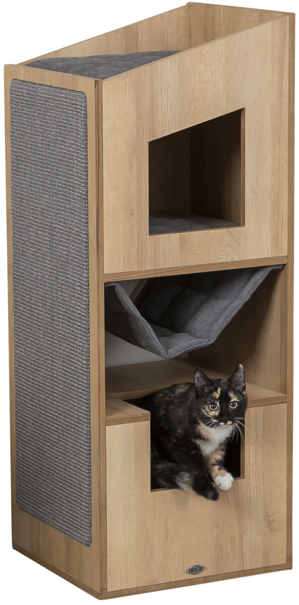 Holzfarbene Katzenmöbel mit mehreren Etagen, einer darunter liegenden Hängematte und einer Katze im unteren Fach.