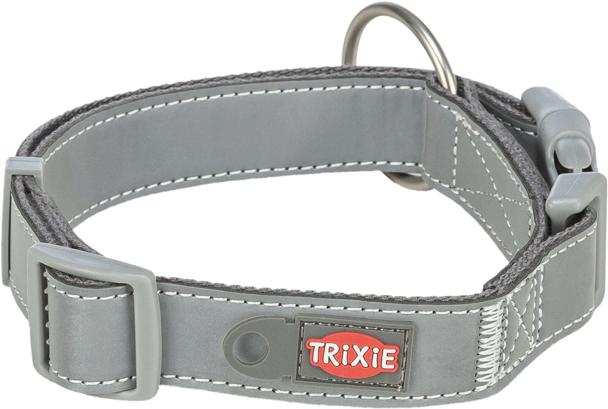 Graues Hundehalsband mit reflektierenden Nähten und einem roten Logo mit der Aufschrift "TRIXIE".