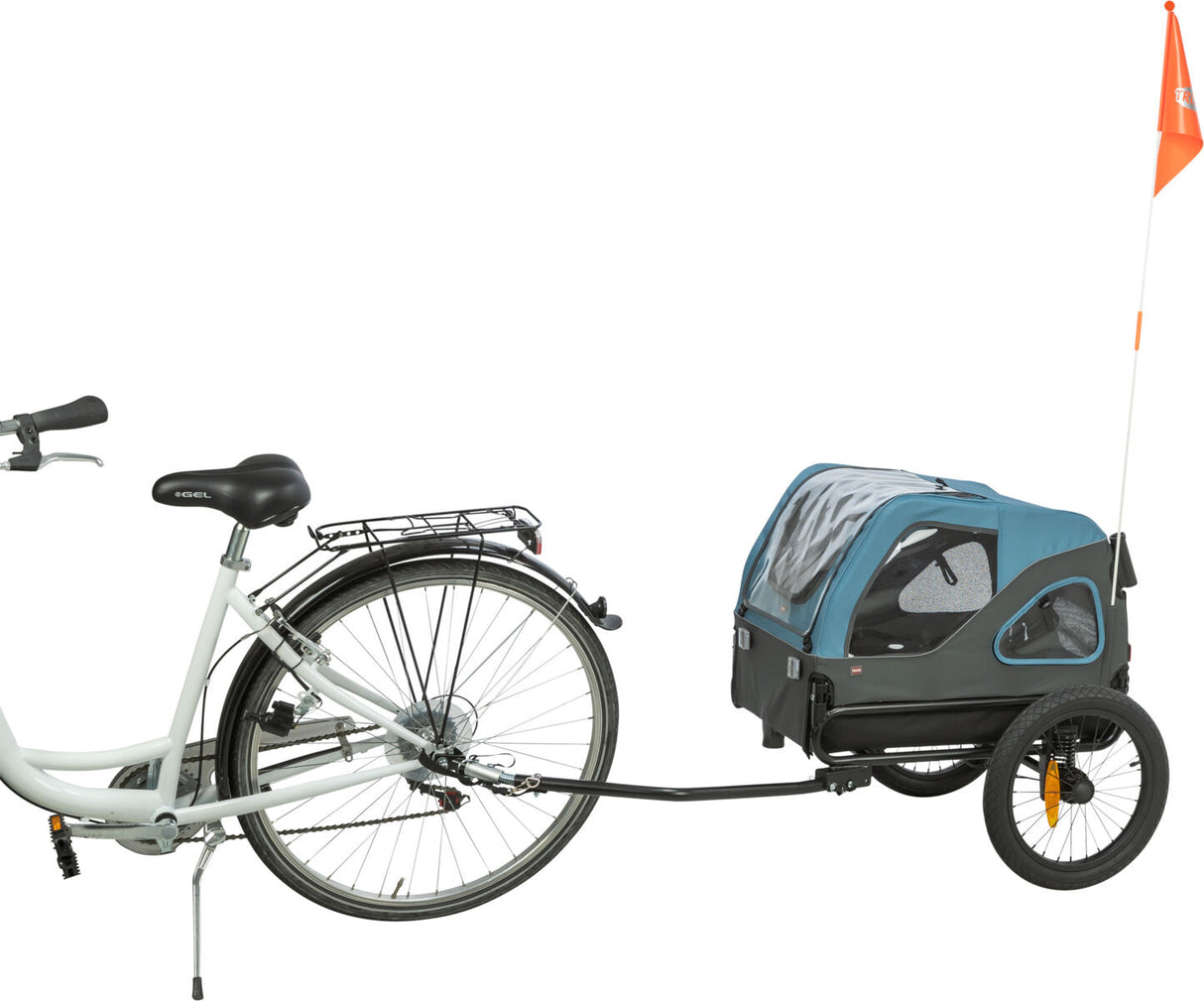 Ein Fahrrad mit angekoppeltem blauen Fahrradanhänger und orangefarbener Fahne auf grünem Hintergrund.