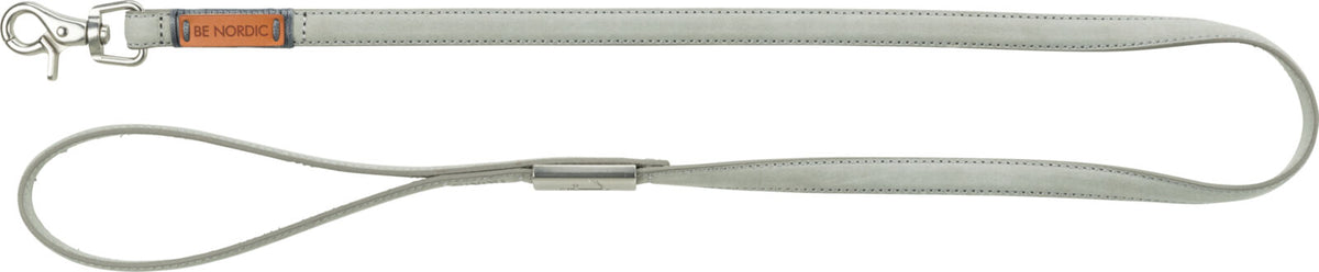 Graue Hundeleine mit Schlaufe, Metallverschluss und "BE NORDIC"-Etikett in Lederoptik.