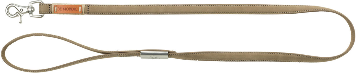 Beige Hundeleine mit Metallschnalle und Lederschlaufe, Text "BE NORDIC" auf einem Lederetikett.
