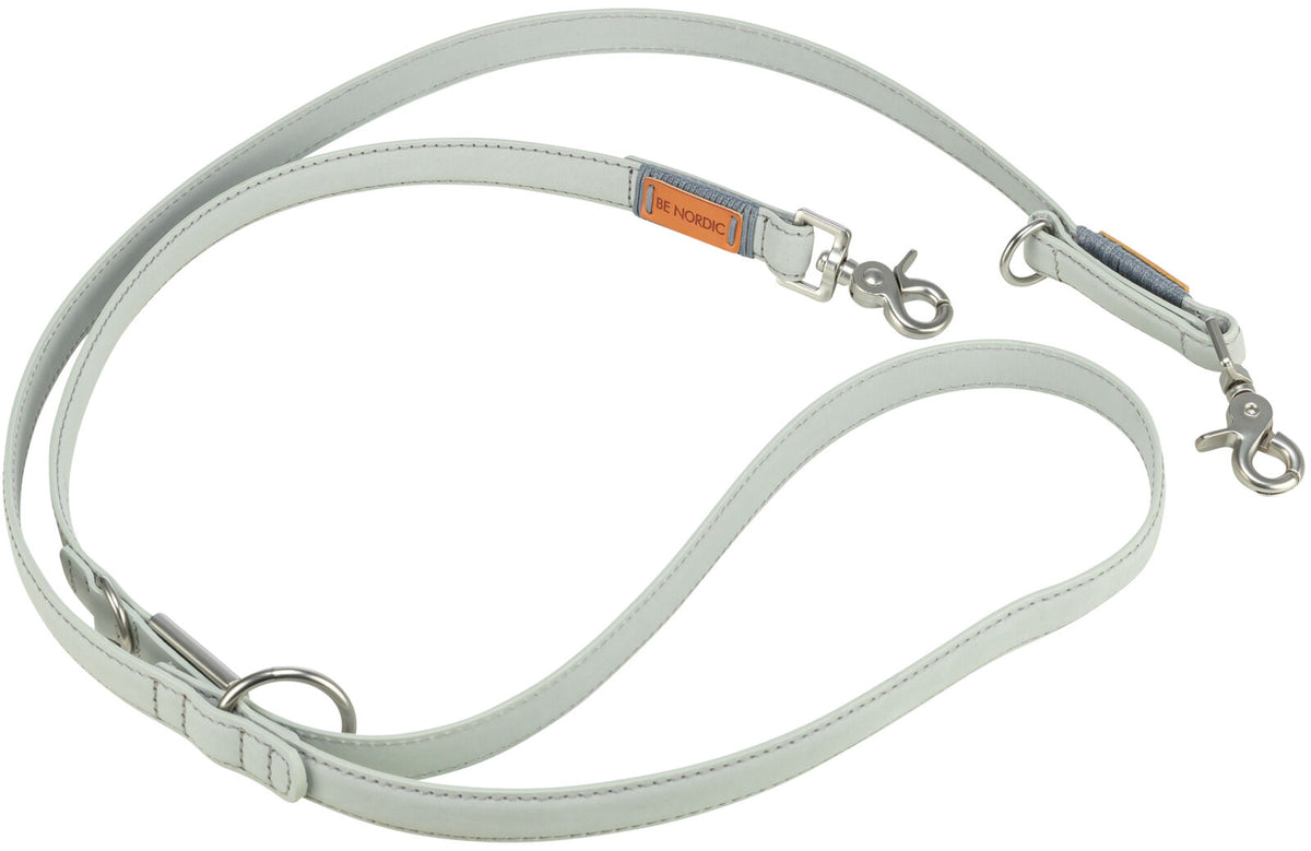 Hellgraue Hundeleine mit zwei Metallkarabinern und einem kleinen orangefarbenen Etikett mit der Aufschrift "BE NORDIC".