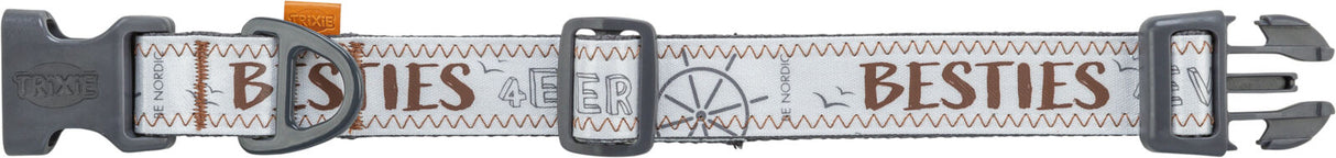Hundehalsband mit grauen Schnallen und weißem Stoff, darauf "BESTIES" in brauner Schrift und dekorativen Mustern.