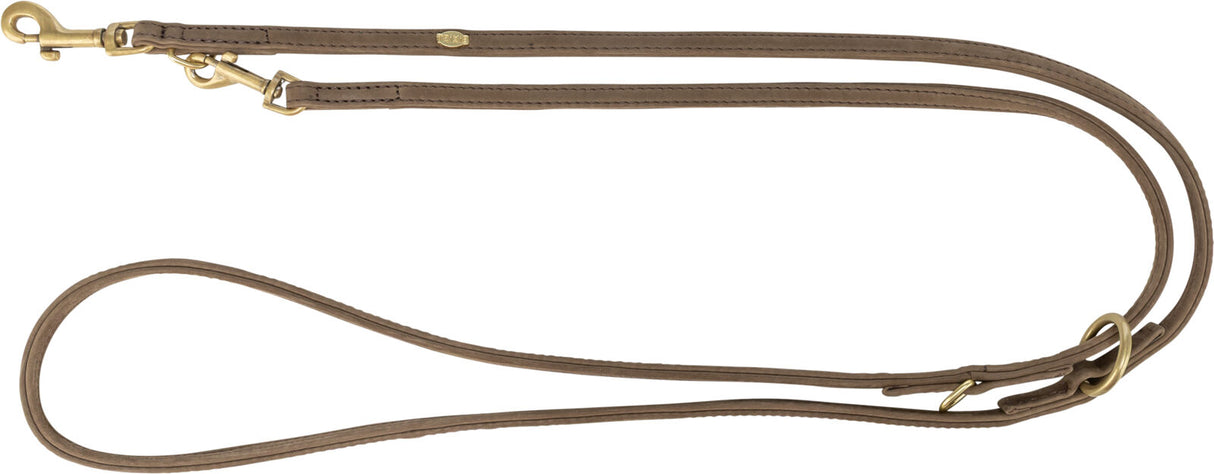 Braune Hundeleine mit goldenen Karabinern und Ringen, flachliegend dargestellt.