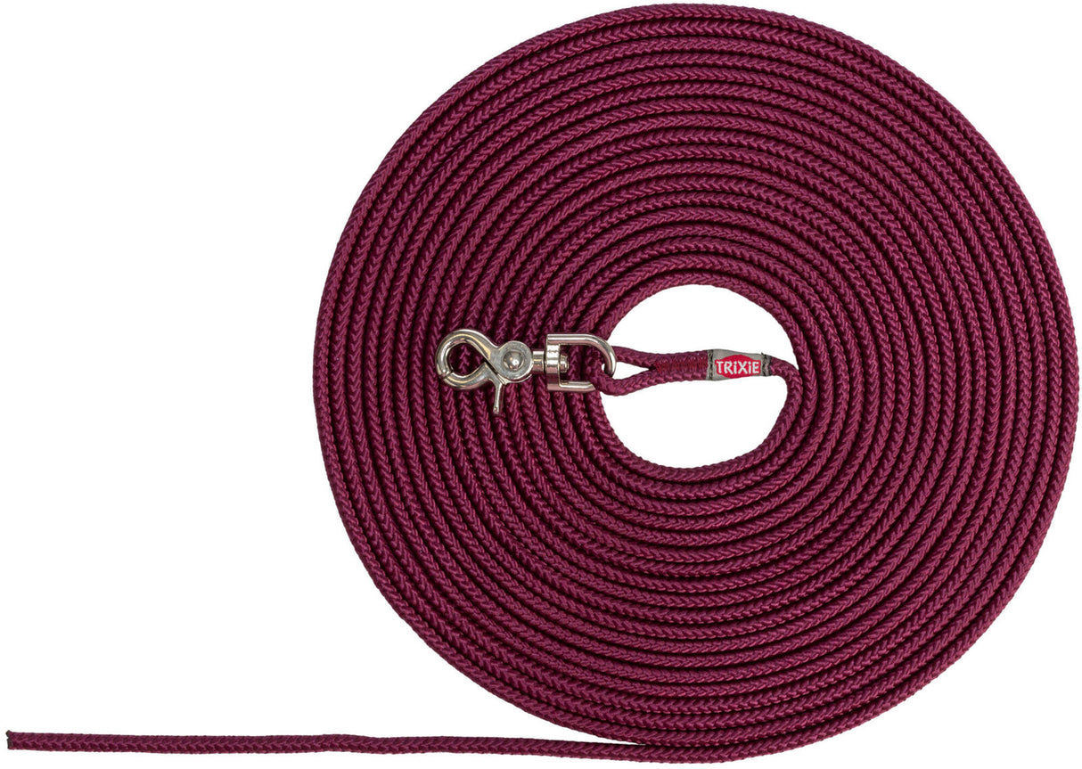 Rote, spiralförmig aufgerollte Hundeleine mit Metallclip, Marke "TRIXIE", auf weißem Hintergrund.