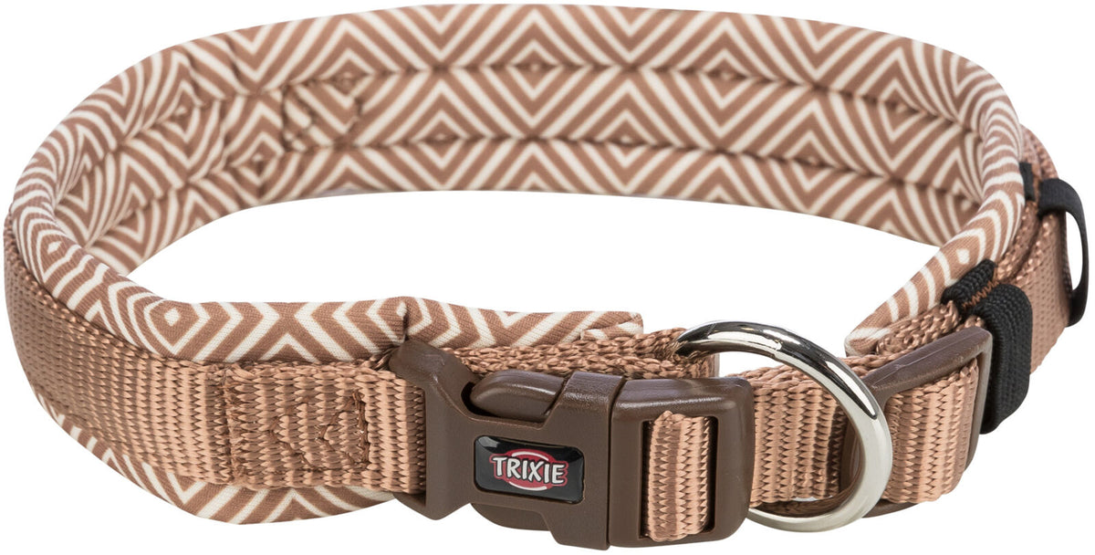 Braunes Hundehalsband mit geometrischem Muster, Klickverschluss und silbernem D-Ring, mit "Trixie" Logo.