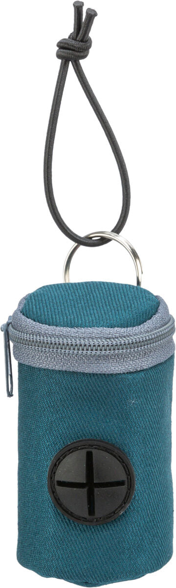 Eine kleine, türkisfarbene Tasche mit grauem Reißverschluss, Kordelschlaufe und schwarzem, kreuzförmigem Element.
