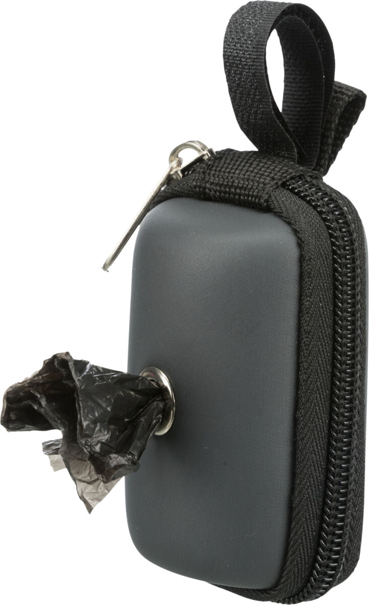 Schwarzer Beutelspender aus Kunststoff mit Zipper, schwarzem Band und einer entnommenen Plastiktüte.