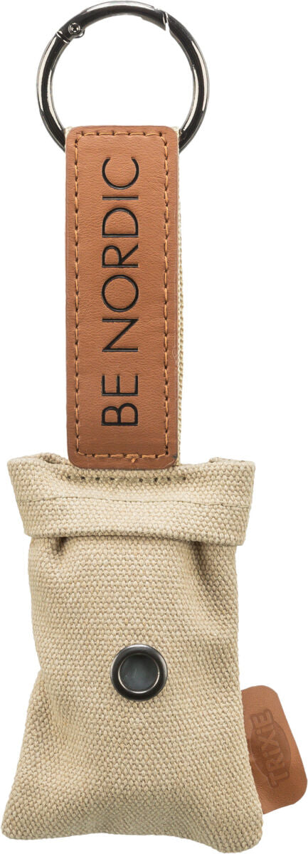 Schlüsselanhänger mit beige Stofftasche und braunem Lederetikett, darauf der Text "BE NORDIC".
