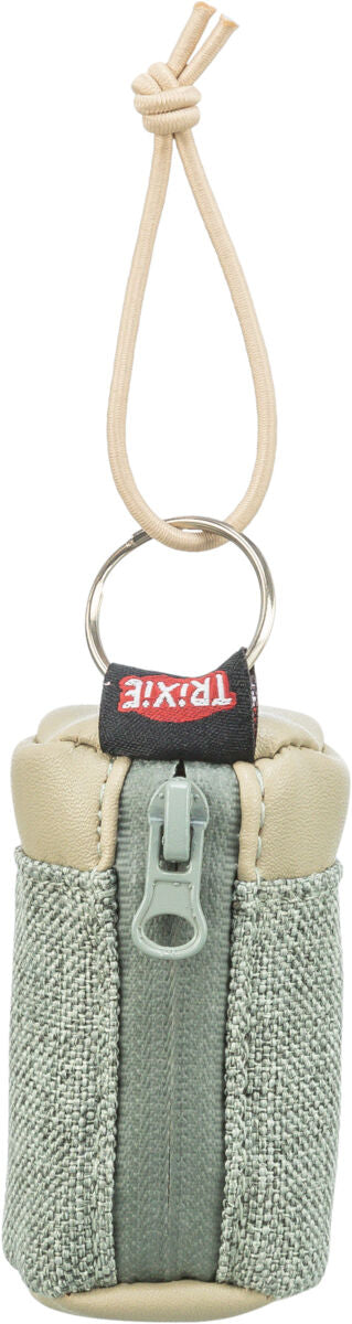 Beige-hellgrünes Etui mit Reißverschluss, Schlüsselring und Schlaufe, Aufnäher mit "Trixie"-Aufschrift.