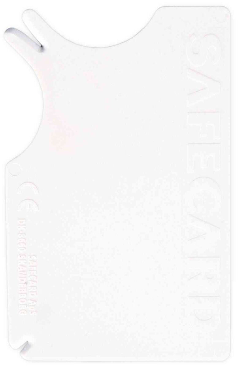 Weiße Karte mit abgerundeten Ecken und Auskerbung, geprägt mit vertikalem Text "SAFE CARD" und weiteren kleineren Details.