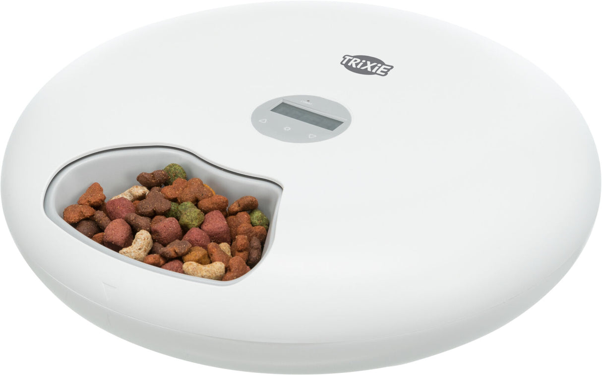 Runder, weißer Futternapf mit digitalem Display und bunten Kroketten gefüllt.