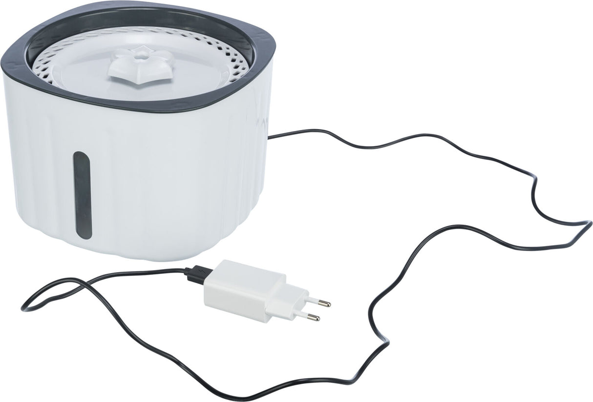 Elektrischer Trinkbrunnen in Weiß mit abgerundetem Deckel, schwarzem Rand und Steckerkabel.