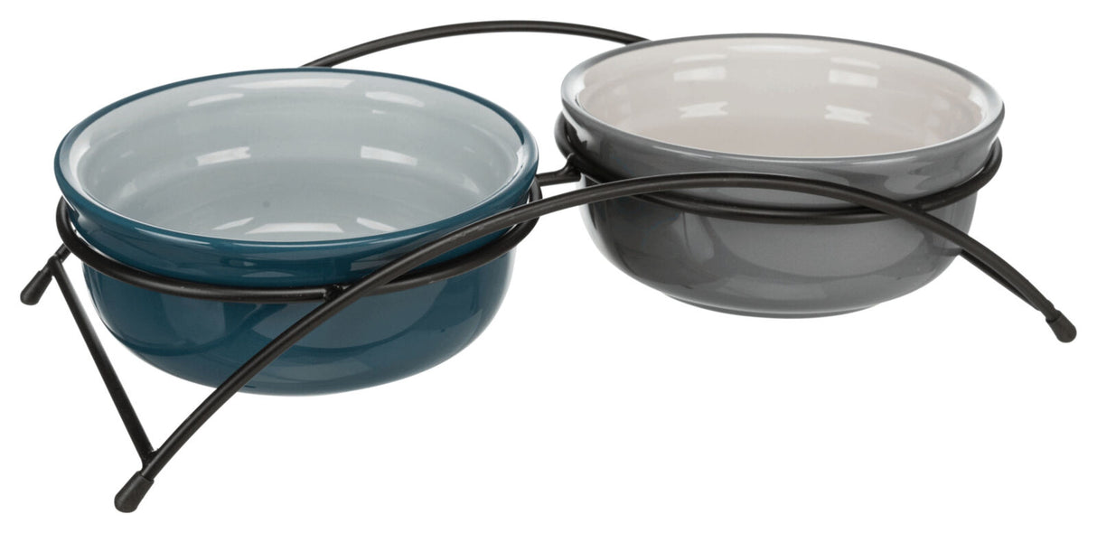 Zwei Futternäpfe in Blau und Grau stehen in einem schwarzen Metallständer.