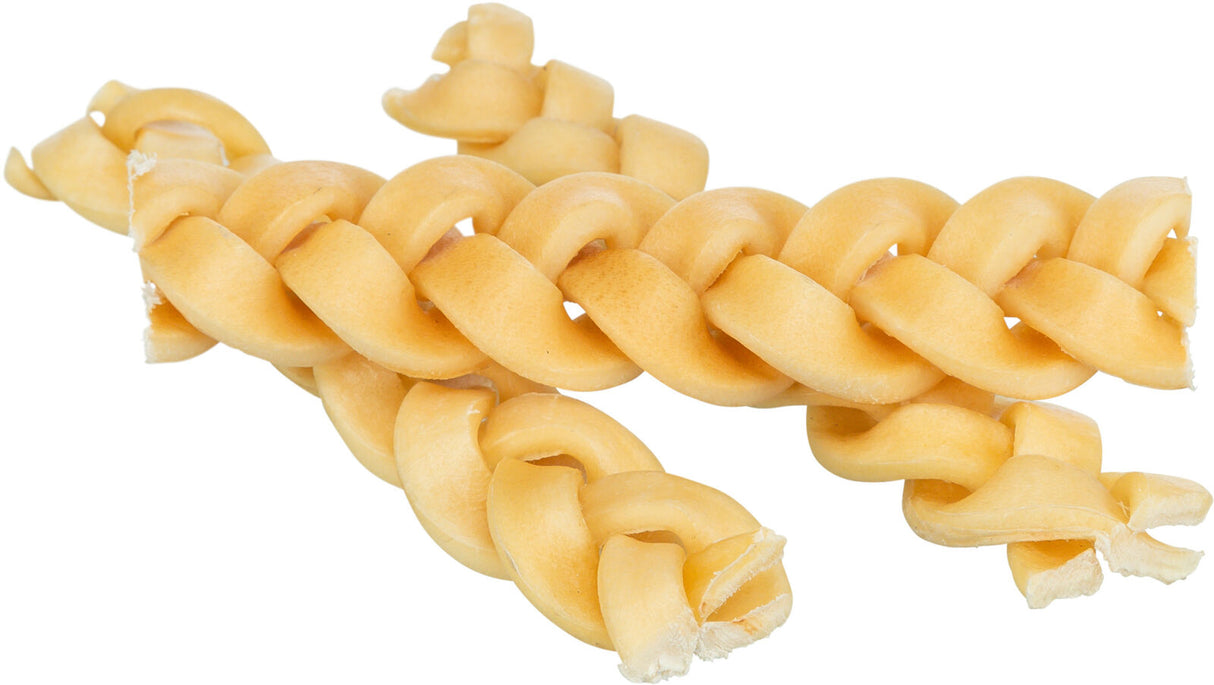 Geflochtene, beige Kausnacks mit glatter Oberfläche und klar sichtbaren Strukturen auf weißem Hintergrund.