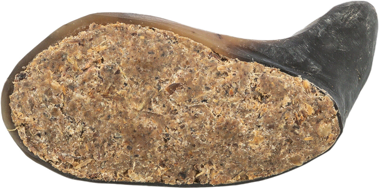 Nahaufnahme eines geöffneten, dunkelbraunen Horns, gefüllt mit einer groben, beige-braunen Substanz.