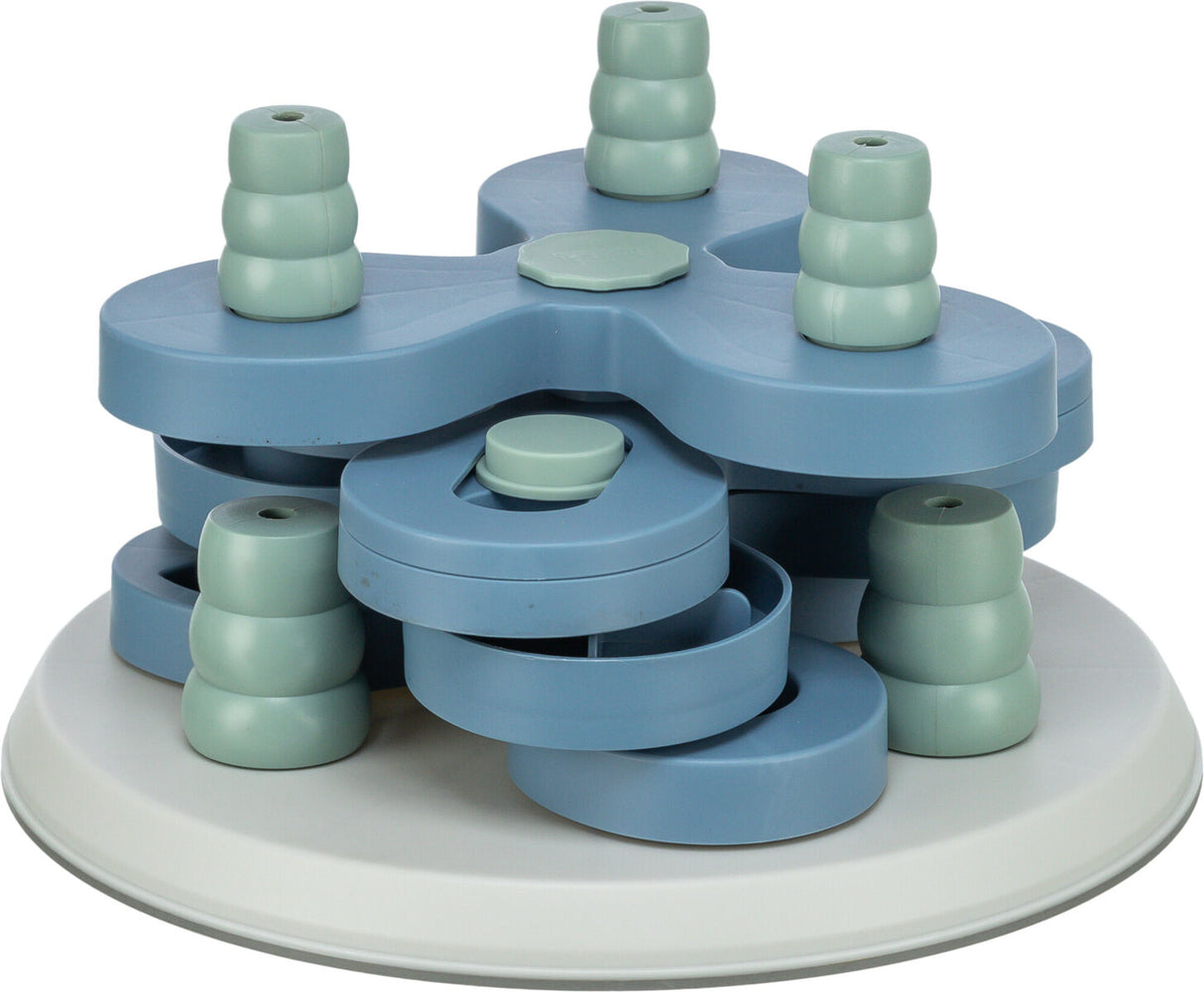 Blaues, mehrschichtiges Plastikspielzeug mit scheibenförmigen und turmartigen Elementen auf weißer Basis.