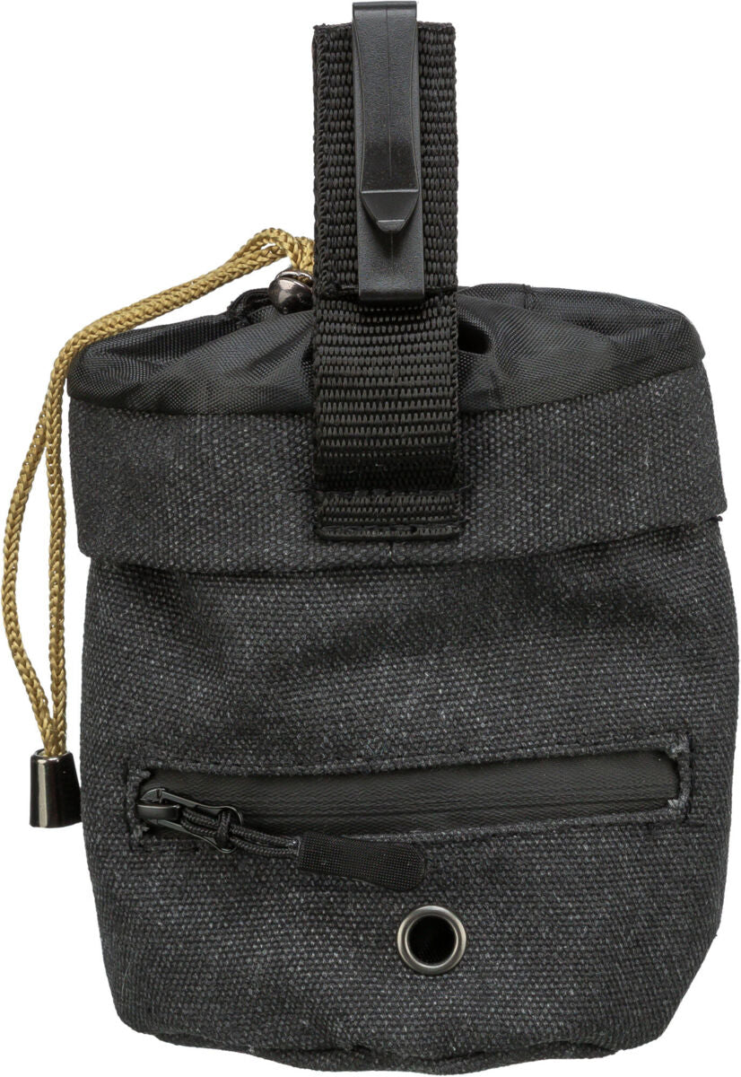 Schwarze Tasche mit Reißverschluss, Gurtband und Kordelzug, und metallverstärkter Öse an der Vorderseite.