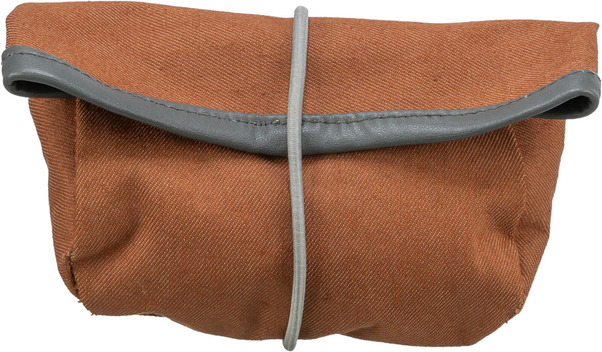 Kleine braune Tasche mit grauem Verschlussband, aus Stoff mit sichtbarer Struktur, oben zusammengerollt.