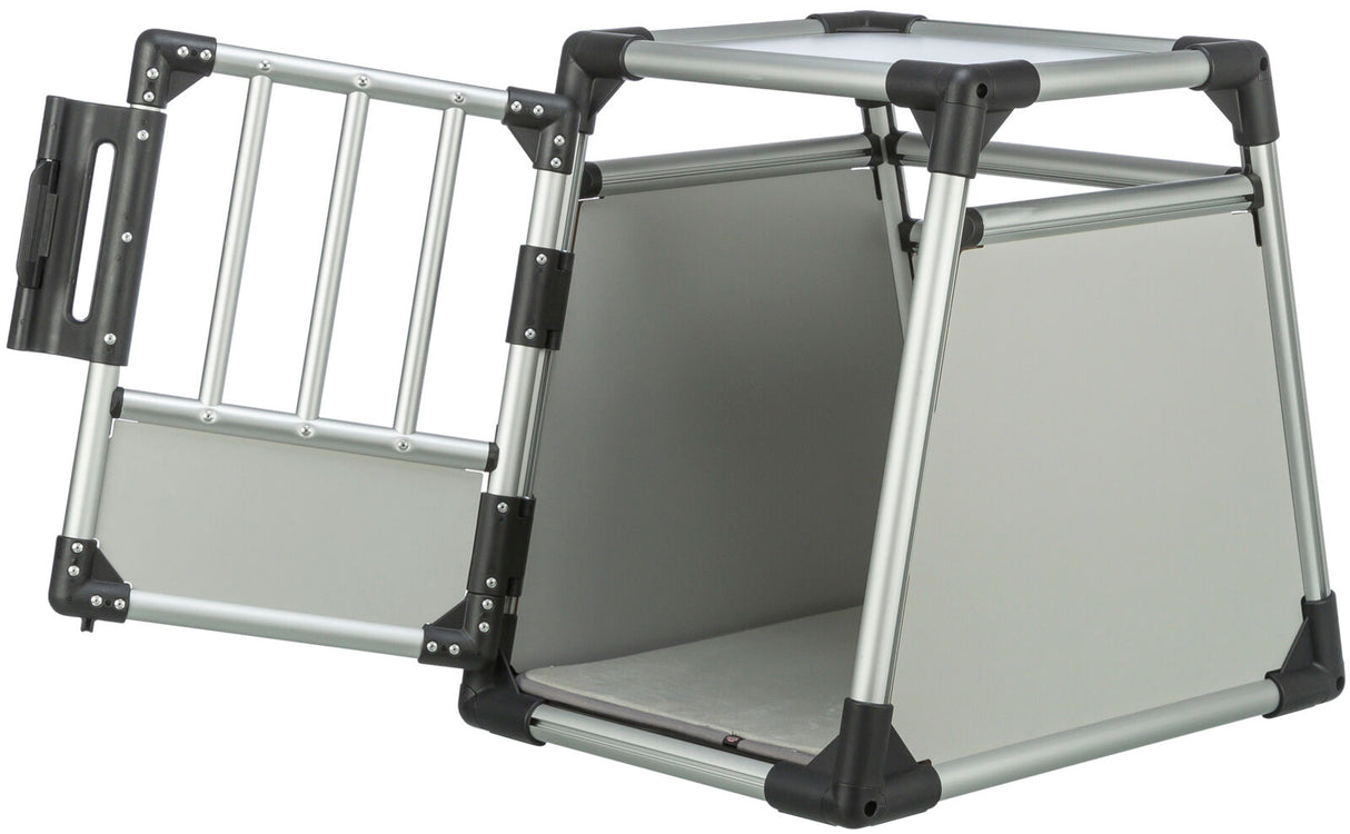 Silberfarbener Transportkäfig mit schwarzem Rahmen, geöffnete Fronttür mit Gitterdesign, stabile Konstruktion.