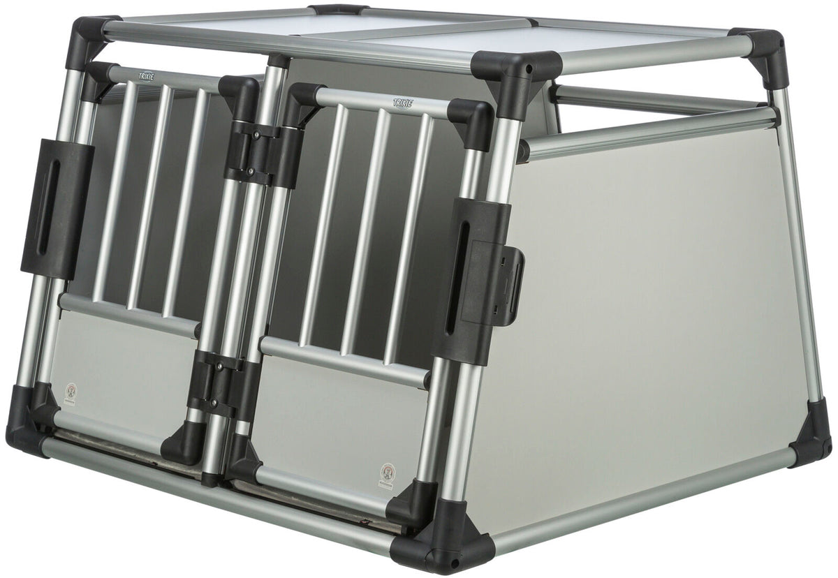Silberne, robuste Transportbox aus Metall mit zwei Gittern auf der Vorderseite und schwarzen Kunststoff-Ecken.