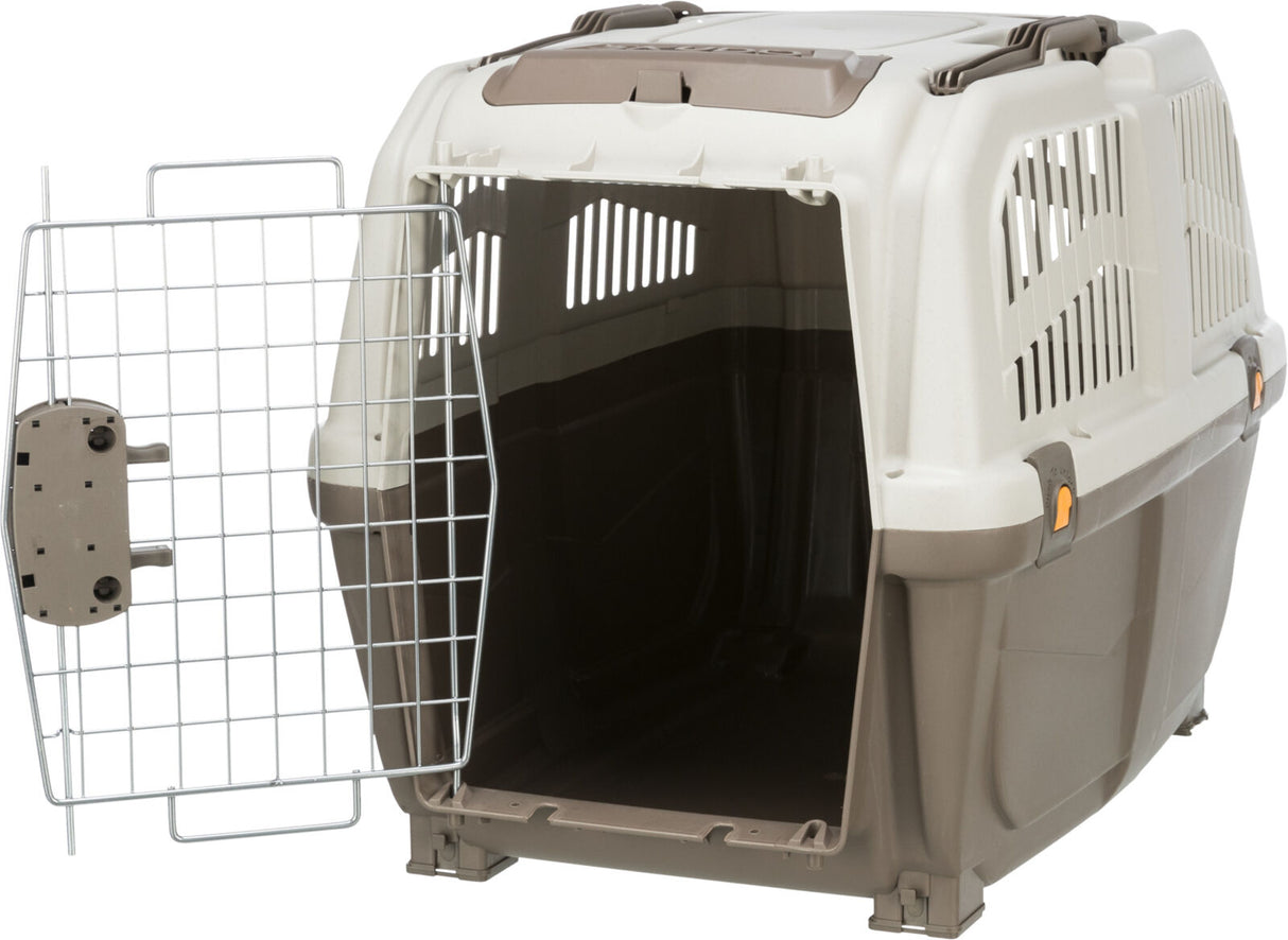 Weiße und braune Transportbox aus Kunststoff mit geöffnetem Gittertürchen und seitlichen Belüftungsöffnungen.