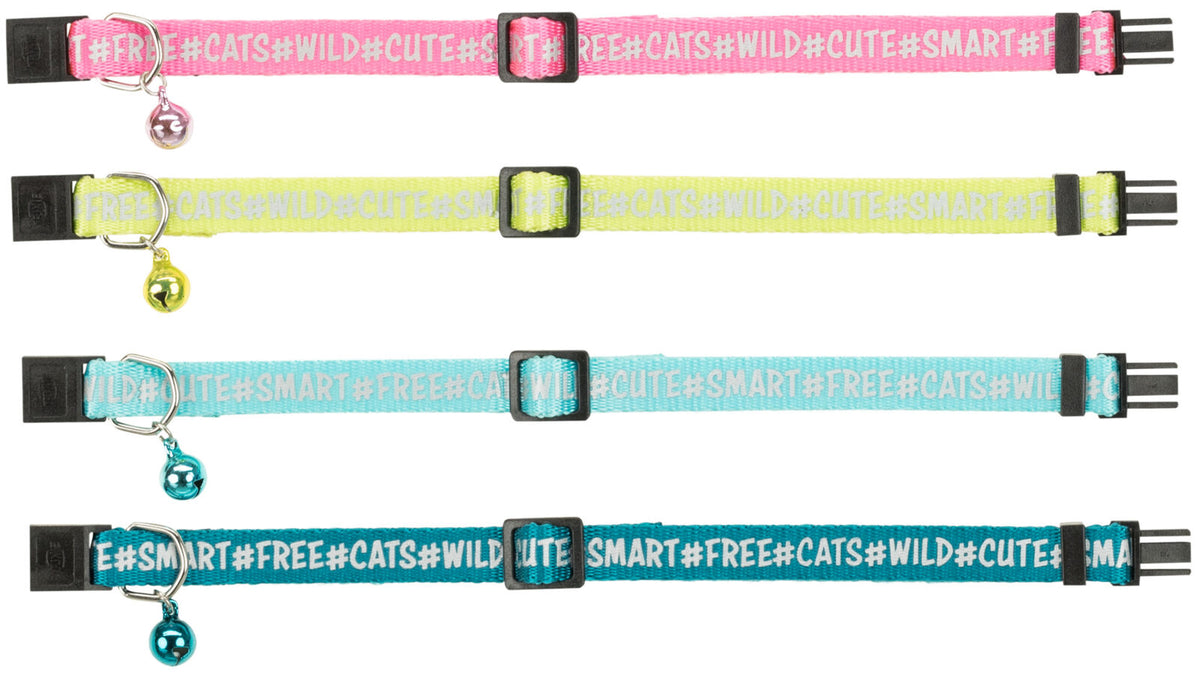 Vier bunte Katzenhalsbänder in Pink, Gelb, Hellblau und Türkis, jedes mit einem Glöckchen und bedrucktem Text "FREE#CATS#WILD#CUTE#SMART".