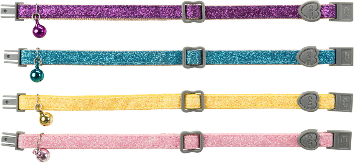 Vier glitzernde Katzenhalsbänder in lila, blau, gelb und rosa mit einem kleinen Glöckchen und Schnallen.