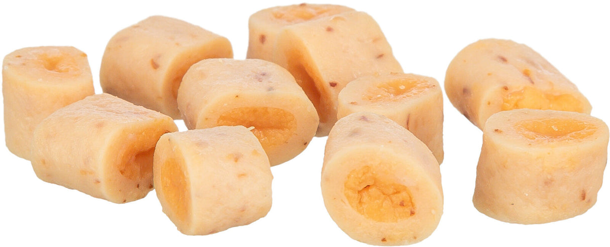 Mehrere beige Snacks mit runder Form und sichtbarer Füllung auf weißem Hintergrund.