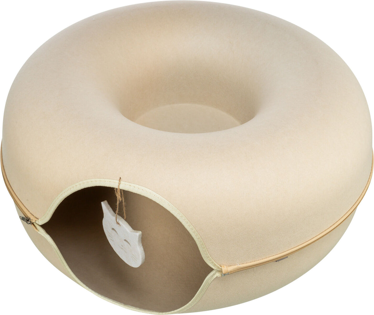 Runde, beige Höhle mit einer Öffnung an der Seite und einem Katzengesicht-Anhänger aus Holz.