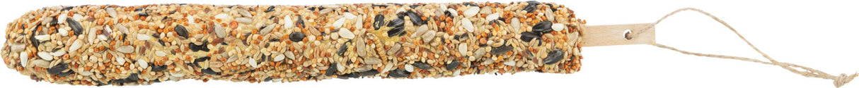 Langer, zylindrischer Vogel-Snackstab mit verschiedenen Samen und Körnern, Holzgriff und Schnur zum Aufhängen.