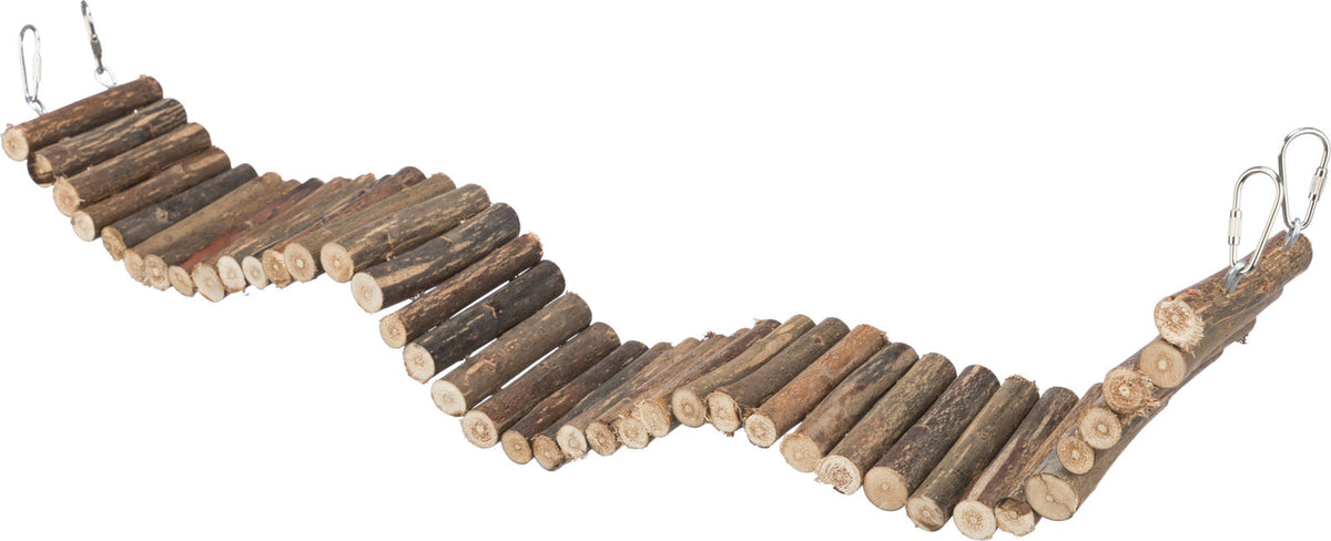 Holzbrücke aus kleinen Stöcken mit zwei Metallkarabinern an den Enden, in Wellenform gebogen.