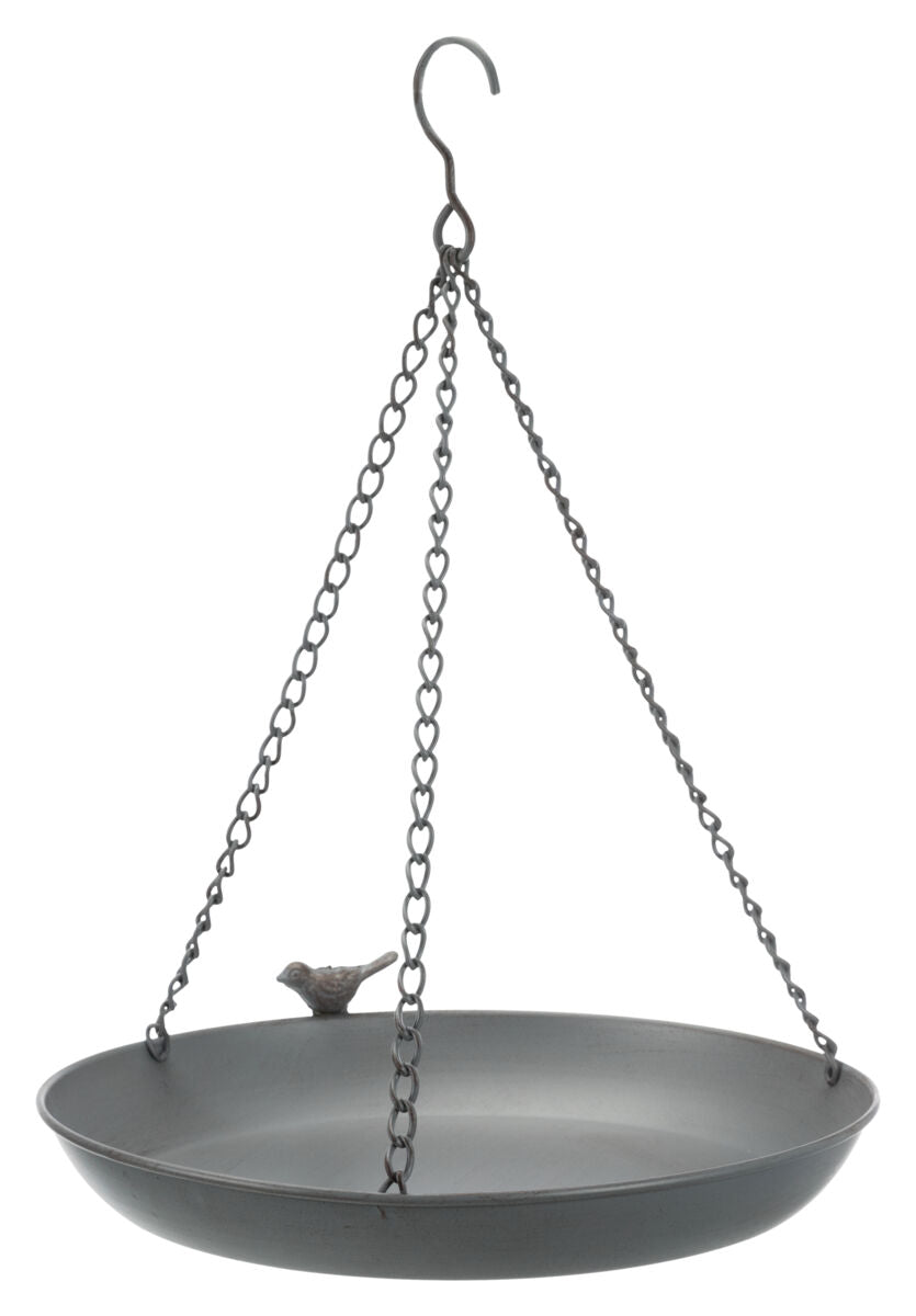 Eine graue hängende Metallschale mit Kettenaufhängung und kleinem Vogel, geeignet für den Außenbereich.