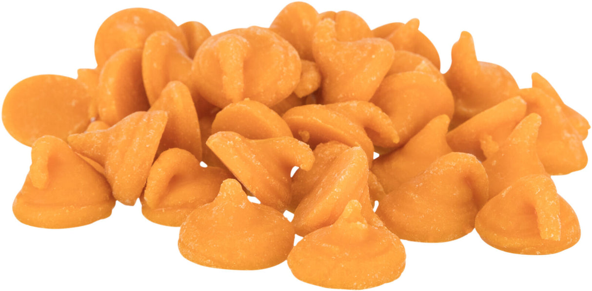 Ein Haufen orangefarbener, konisch geformter Snacks auf einem weißen Hintergrund.