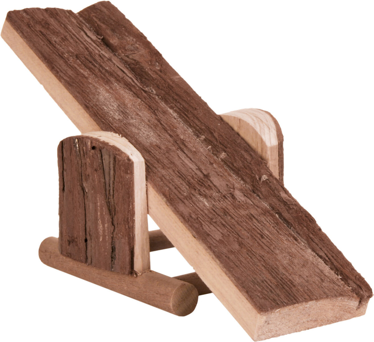 Holzbrücke aus braunem Naturholz mit schräger Rampe auf stabilen runden Stützen, rustikales Design.