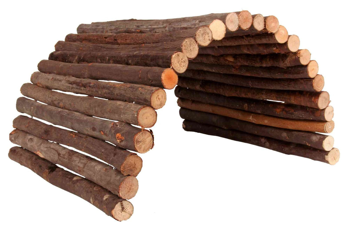 Gewölbte Struktur aus parallel geschichteten, holzfarbenen Ästen, die eine offene Höhlenform bilden.