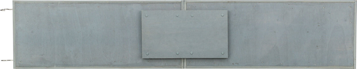 Graue, rechteckige Metallplatte mit rechteckigem, kleineren Mittelteil, mehrere Schrauben sind sichtbar.