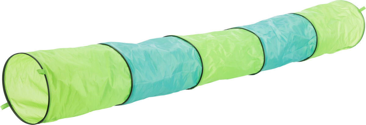 Langer, zusammengesetzter Spieltunnel in Grün und Blau aus flexiblem Material mit runden Öffnungen.
