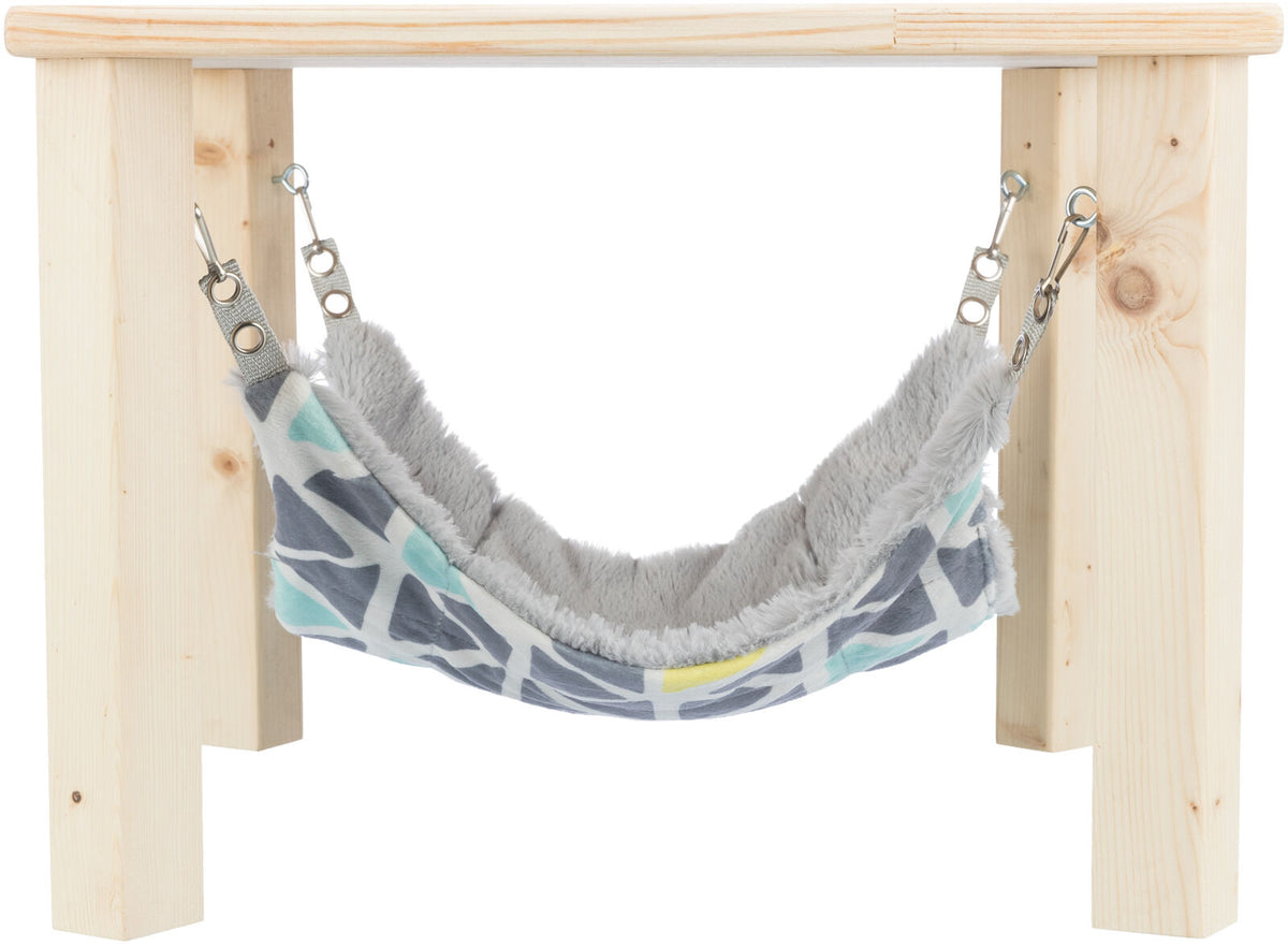Holzgestell mit grauer Hängematte aus weichem Stoff, gemustert in Blau, Gelb und Weiß, mit Metallklammern befestigt.
