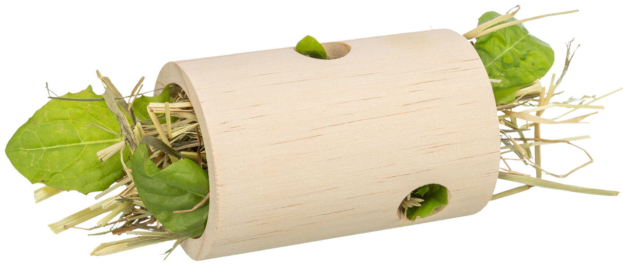 Holzrolle mit großen runden Öffnungen, gefüllt mit Heu und grünen Blättern, sichtbar herausragend.